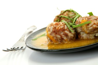 bir tabakta iştah açıcı pirzola