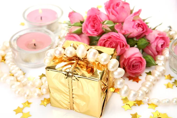 Rosas y regalos — Foto de Stock