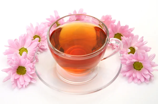 Чай и розовые цветы — стоковое фото