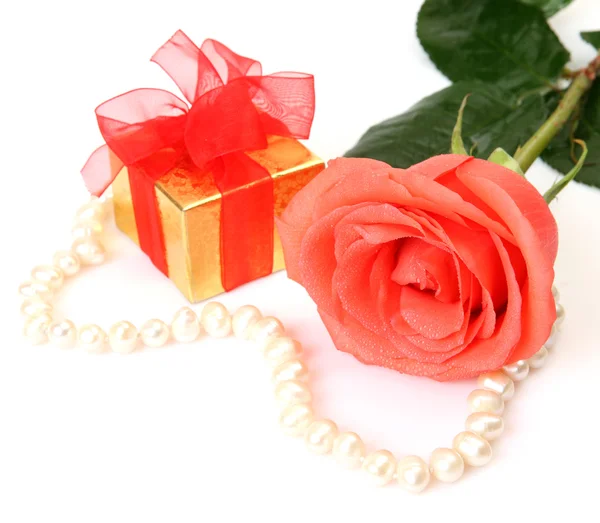 Scatola con un regalo e rosa — Foto Stock