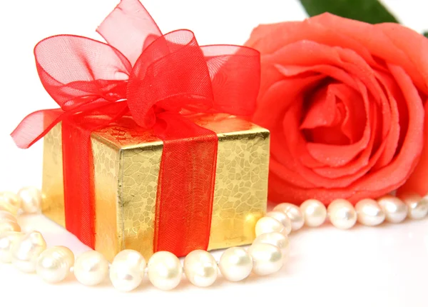 Schachtel mit Geschenk und Rose — Stockfoto