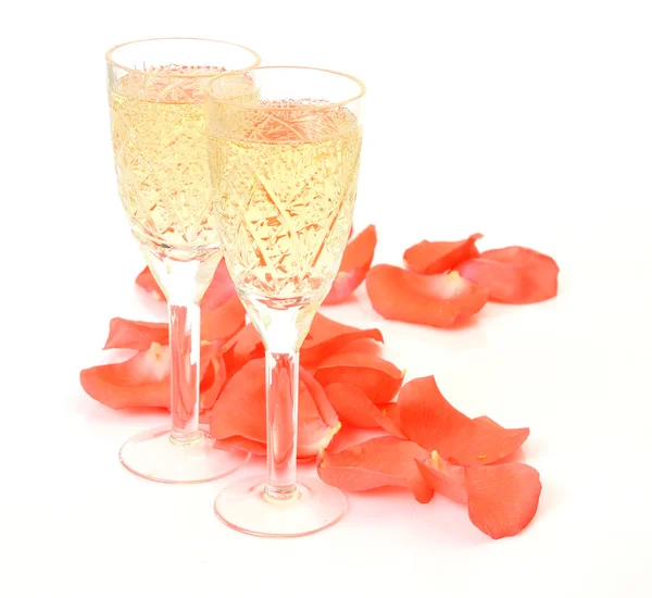 Vino y pétalos de rosas — Foto de Stock