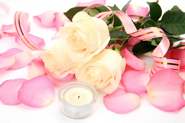 Strauß Rosen und Kerzen — Stockfoto