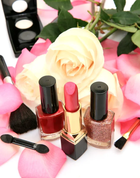 Decoratieve cosmetica en rose — Stockfoto