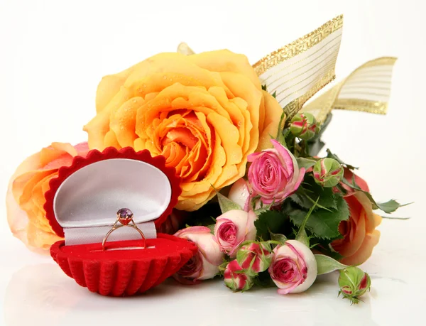 Gold ring and roses — Stock Photo, Image