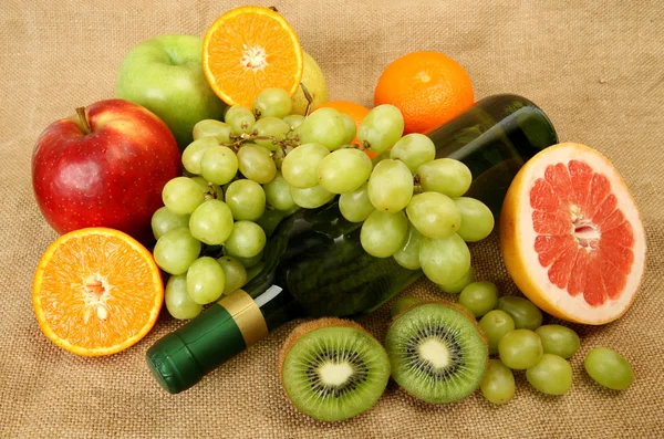 Frutas maduras e vinho — Fotografia de Stock