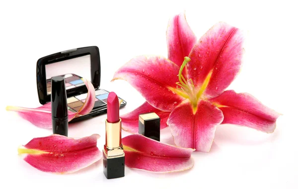 Dekorative Kosmetik und Blütenblätter aus rosa Lilien — Stockfoto