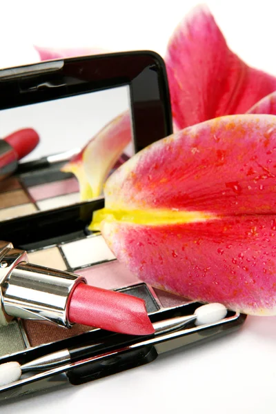 Dekorative Kosmetik und Blütenblätter aus rosa Lilien — Stockfoto