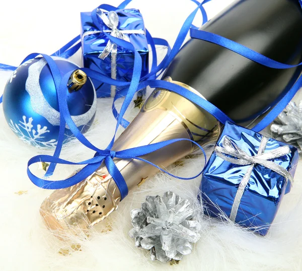 Champagner und Neujahrsschmuck — Stockfoto