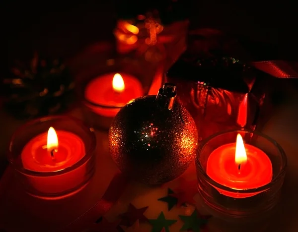 Los adornos de Año Nuevo y las velas — Foto de Stock