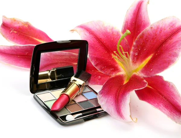 Dekorativní kosmetiky a růžové lilie Stock Snímky