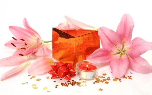 Caixa com um presente e lírios rosa — Fotografia de Stock