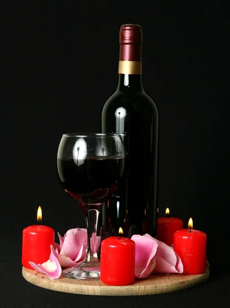 Karanlık bir arka plan üzerinde şarap — Stok fotoğraf