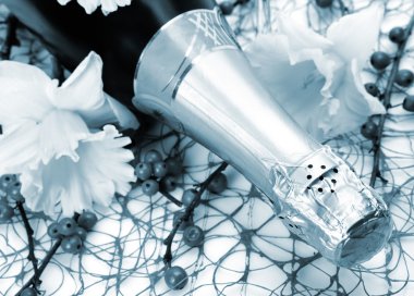 Şampanya ve çiçekler