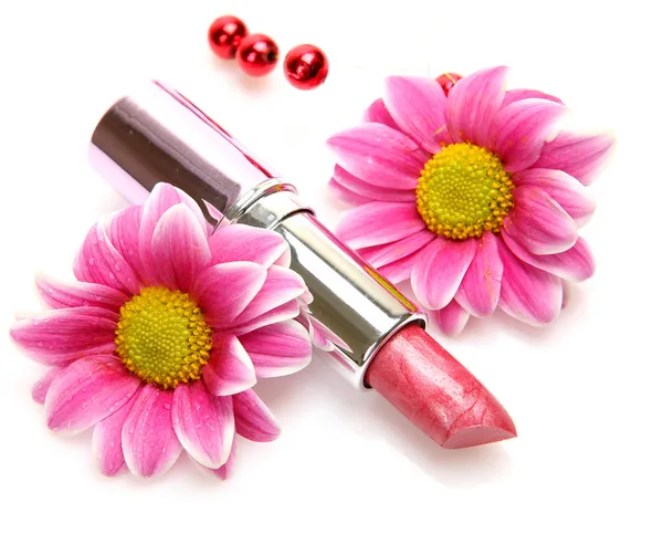 Lápiz labial rosa y flores — Foto de Stock