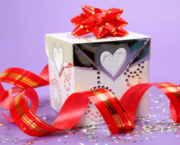 Caja con un regalo — Foto de Stock