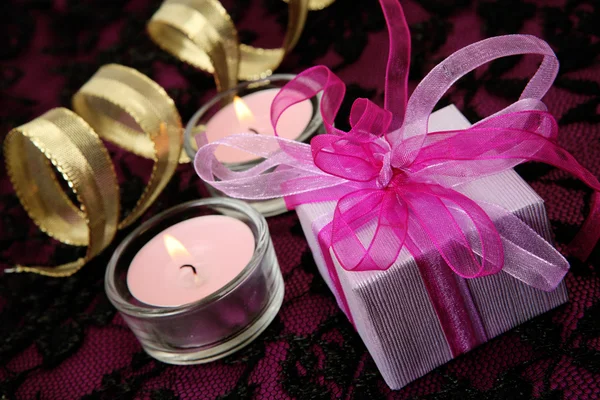 Caixa com um presente e velas — Fotografia de Stock