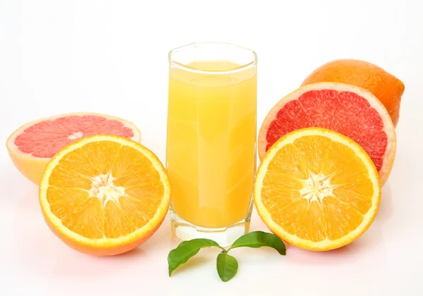 Reife Orangen und Mandarinen — Stockfoto