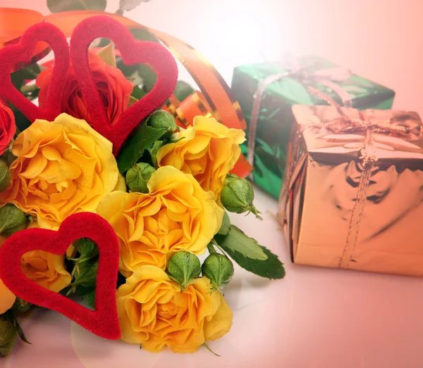 Roses et cadeaux — Photo