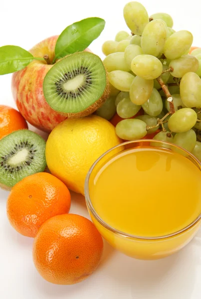 Frutas maduras y jugos — Foto de Stock
