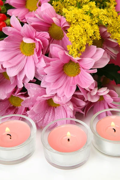 Flores y velas —  Fotos de Stock