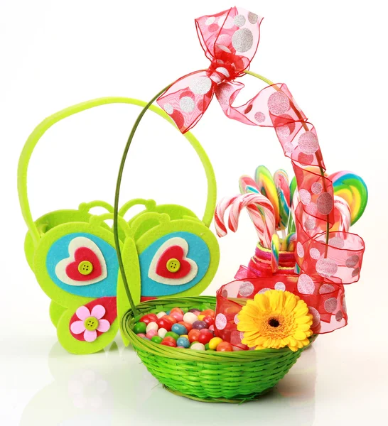 Leckere Süßigkeiten und Blumen — Stockfoto