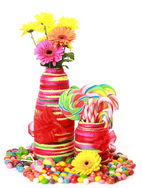 Leckere Süßigkeiten und Blumen — Stockfoto