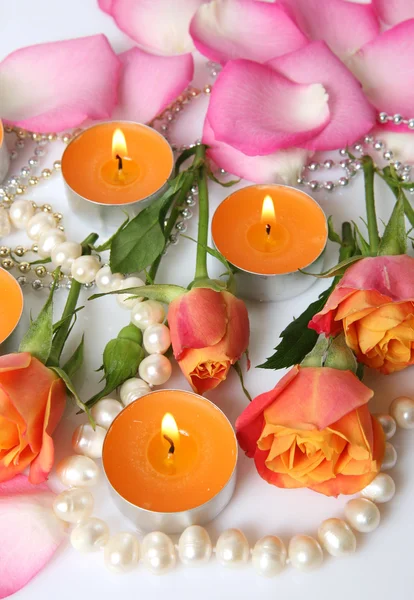 Rosas y velas encendidas — Foto de Stock