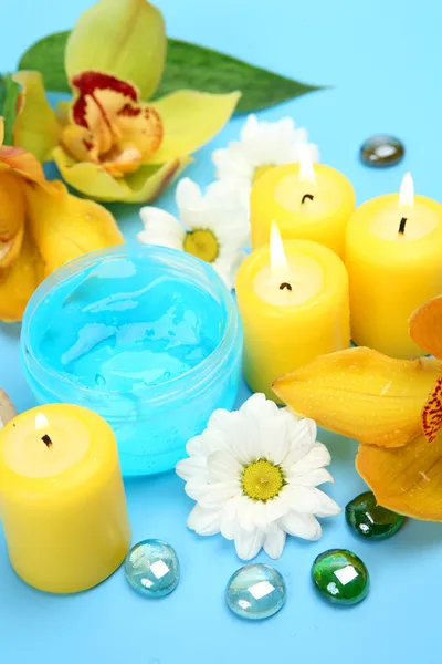 Flores y velas — Foto de Stock