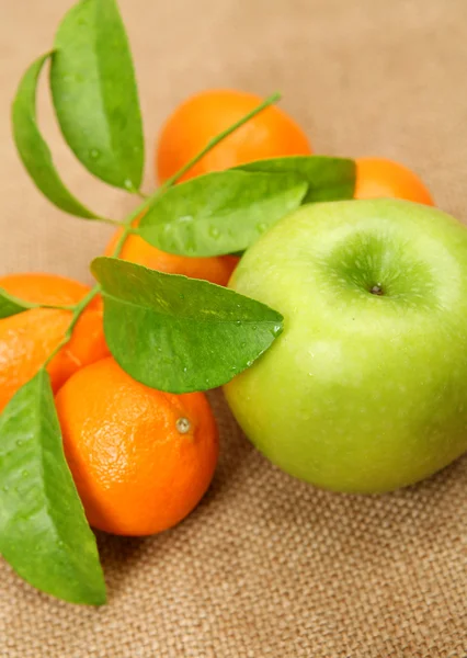 Mandarina fresca y manzana verde Imágenes De Stock Sin Royalties Gratis