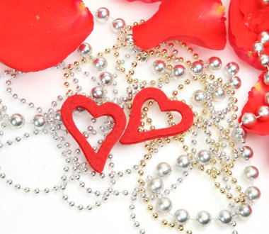 iki kalp ve gül yaprakları