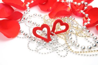 iki kalp ve gül yaprakları