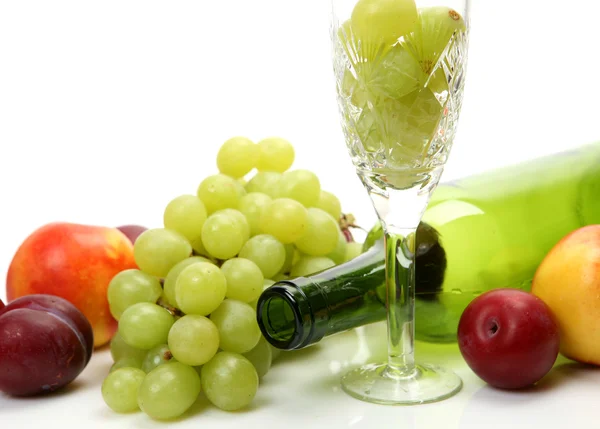 Frutas frescas y botella de vino — Foto de Stock