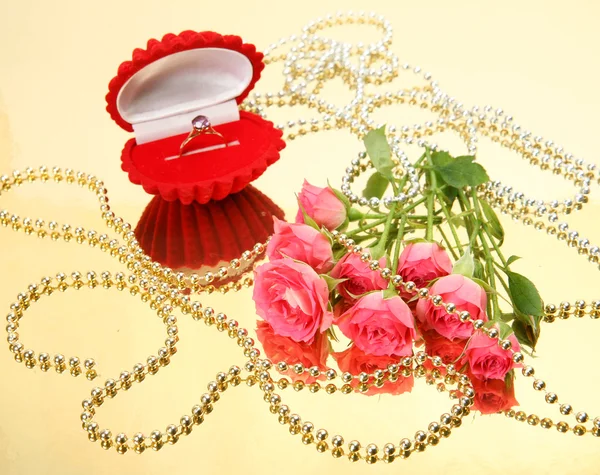 Gold ring and roses — Stock Photo, Image