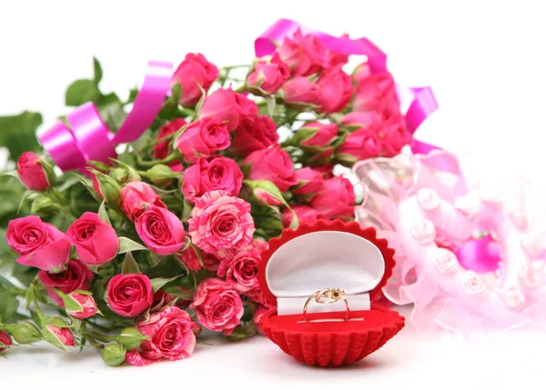 Gold ring and roses — Stock Photo, Image