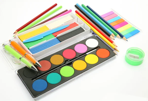 Färgpennor och färger — Stockfoto
