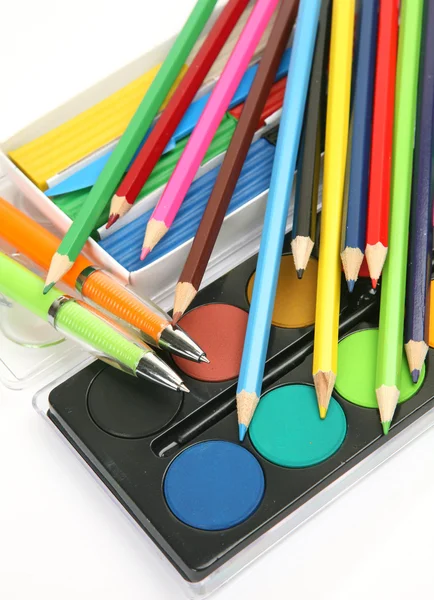 Цветные карандаши и краски — стоковое фото