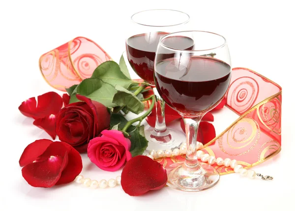 Вино і пелюстки троянд — стокове фото