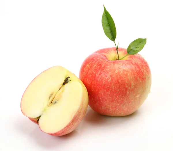 Спелое яблоко с зелеными листьями — стоковое фото