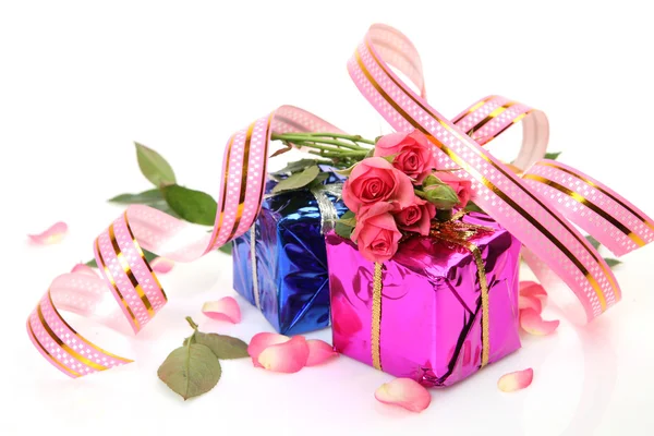 Renk kutuları ve güller — Stok fotoğraf