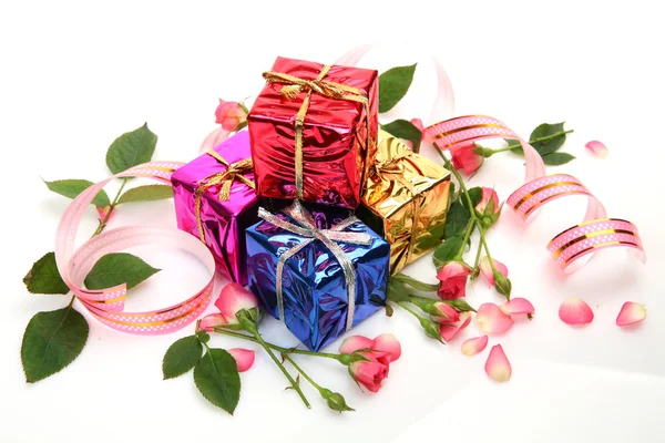 Boîtes de couleur et roses — Photo