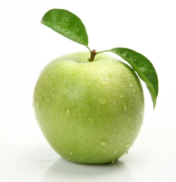 Färskt grönt äpple med blad — Stockfoto