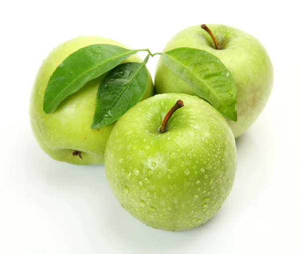 Свежие зеленые яблоки с листьями — стоковое фото