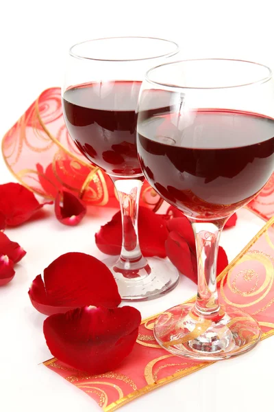 Κρασί και τα πέταλα των τριαντάφυλλων Εικόνα Αρχείου