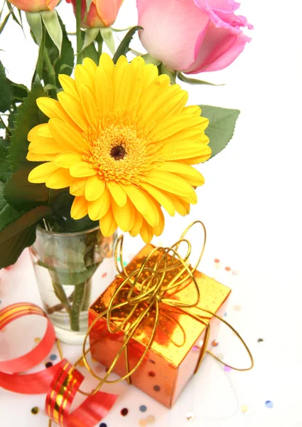 Flores finas y regalo Imagen de stock