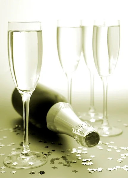 Champagne and confetti — Stock Photo, Image