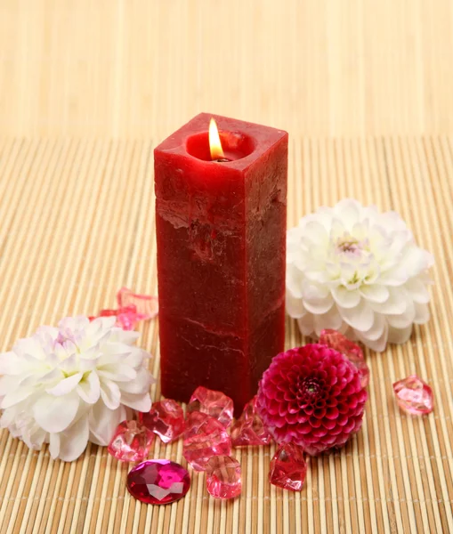 Svíčky a květiny — Stock fotografie