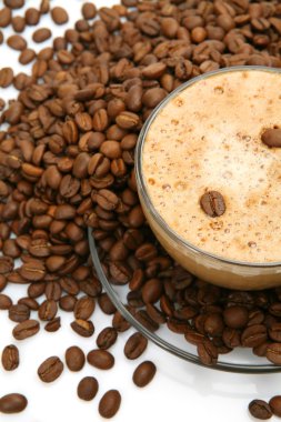 kahve taneleri ve Kupası