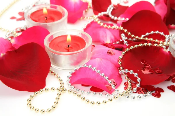 Petali di rose e candele — Foto Stock