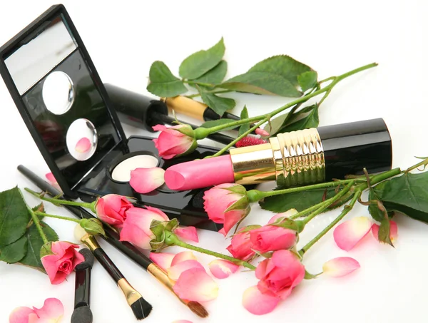 Dekorative Kosmetik und rosa Rosen — Stockfoto